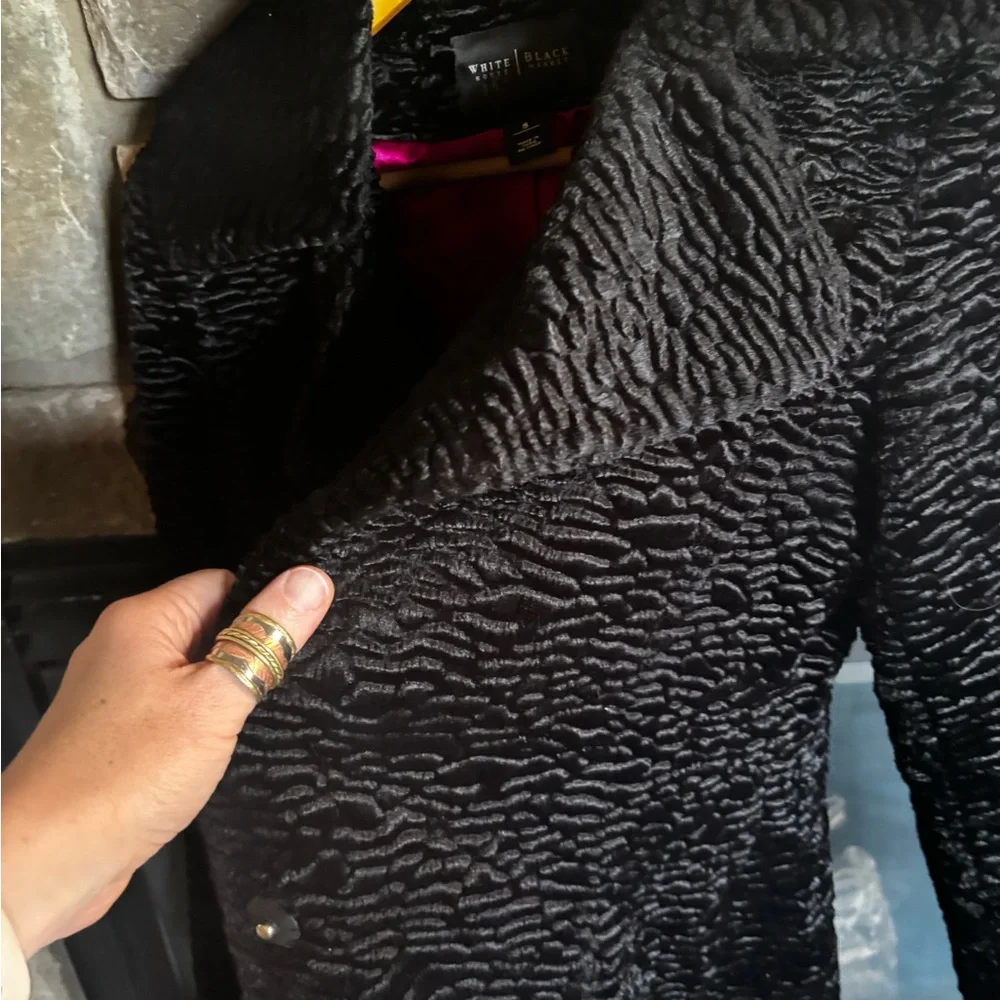 White House Black Market Black Textured Faux Fur Coat with Hot Pink Lining - Picture 4 of 6